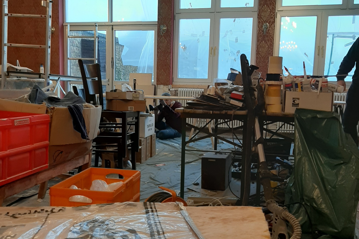 Werkzeuge und Materialien liegen im Theatersaal